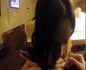 Темнокожую студентку мужик в гандоне трахает